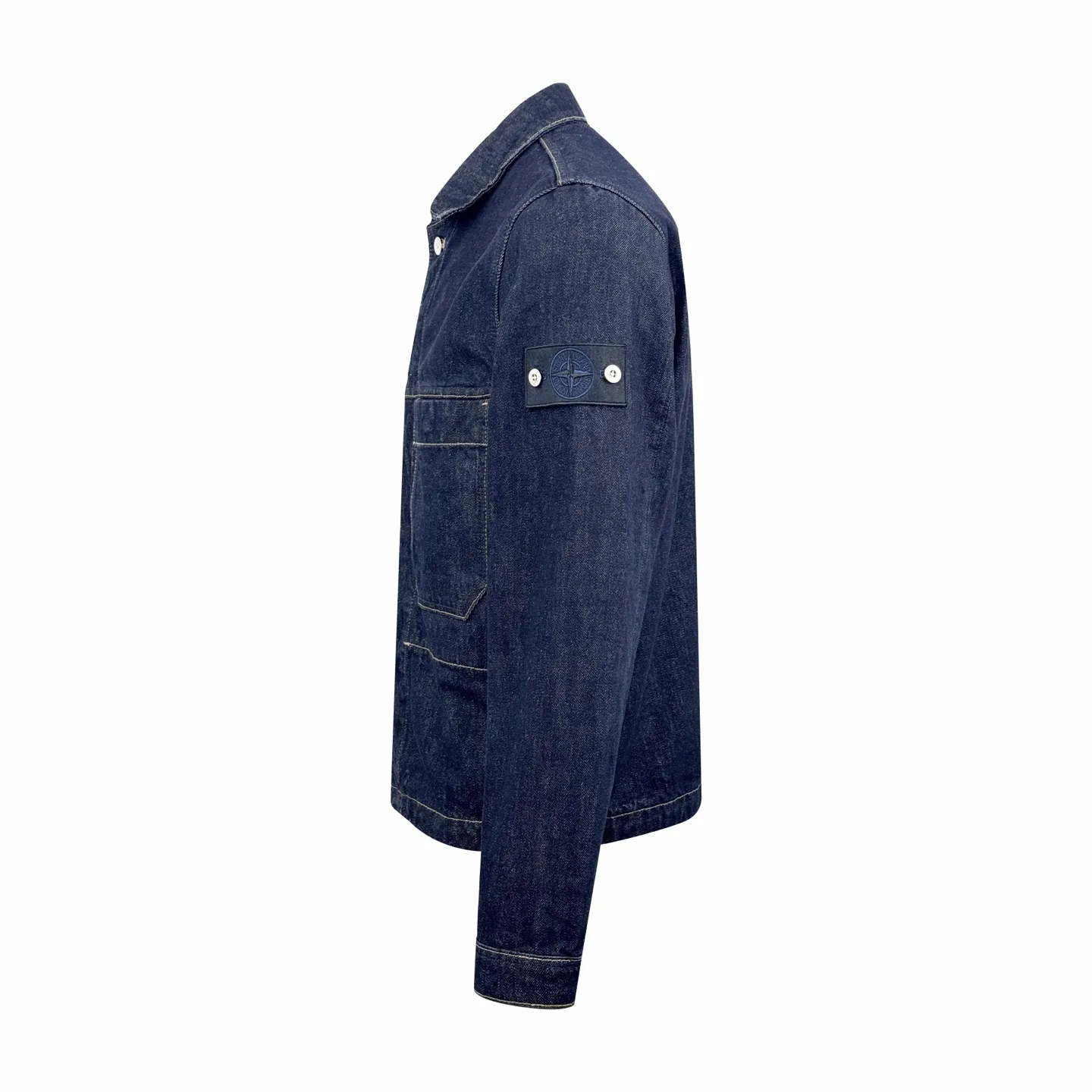 P490 Stone island double-pocket badge denim jacket (blue). The original purchase was RMB 6,300. The fabric is made of custom-made high-density twill denim. It is full of texture and comfortable to the skin. It uses classic indigo denim as the main tone. It has a retro charm and modern fashion sense. The front chest pocket is cut into the front with a golden ratio. A pragmatic reconstruction of the ritual sense. The iconic Stonesland badge is embellished on the sleeve, like a unique medal, highlighting the brand's imprint. Simple lines outline a neat silhouette, outlining a casual and free style. The workwear gene is infused with luxury DNA, simple charm, versatile charm, using imported machine embroidery technology. Using advanced computer control systems and precision mechanical components to realize the Stonesland badge embroidery operation with high precision. The lines are smooth and delicate. The whole garment is washed with Zhongxiao. Use a special solution to remove stains and slight fading. Snow wash to remove fading through strong washing. To make the color more uniform, the entire piece of clothing is stitched using an embedded clamp machine. The embedded clamp machine can control the distance between the two needles by changing the needle position, so that the stitching can be seamless, smooth and tidy. Size:S-M-L-XL